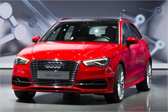 Audi A3 Sportback e-tron. Koplietošanas ceļiem vajadzīga pavisam cita tehnika, tādēļ uz Frankfurti atvests Audi A3 Sportback e-tron – kompaktā elektromobiļa jaunākā attīstības pakāpe, kas jau 2014.gada janvārī dosies pie pircējiem. Piecdurvju hečbeks aprīkots ar Plug-in hibrīdiekārtu, kuras kopējā jauda 204 ZS. 100 km/h Audi hibrīds spēs veikt ar 1,5 litriem degvielas, turklāt 50 km var nobraukt tikai ar elektrību. 