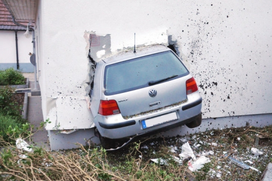 Dzērājam veicas. Neviens necieta arī šajā avārijā, kurā redzams VW Golf IV, kas līdz pusei „iedūries” dzīvojamās mājas sienā. Policijas ziņojumā teikts, ka pulksten piecos no rīta, autovadītājs, kas bija lietojis alkoholu, netika galā ar sava spēkrata vadību, nobrauca no ceļa un ietriecās mājas sienā. Mājas iedzīvotāji necieta, jo atradās savā guļamistabā, tāpat kā autovadītājs, kuru paglāba salīdzinoši neizturīgā mājas konstrukcija. 