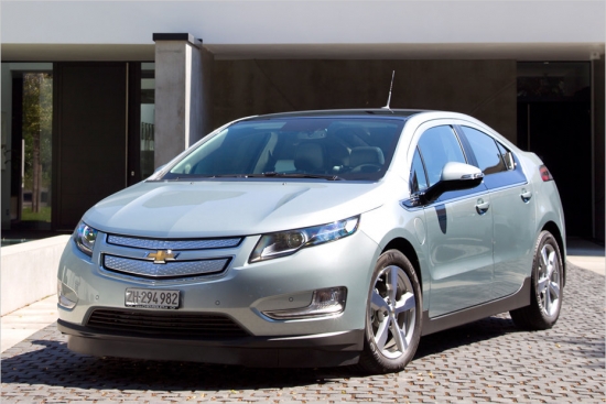Chevrolet Volt. Daudz efektīvāks ir Chevrolet Volt, kas izmanto Range Extender (distances pagarināšana) sistēmu – ar 111 kilovatu jaudīgā elektromotora palīdzību Volt spēj nobraukt 40-80 km, bet, kad elektrības krājumi beigušies, pieslēdzas 82 ZS benzīna motors, kas darbojas kā ģenerators un nobraucamā distance pagarinās līdz 500 km.
Chevrolet Volt cena – 41 950€.

