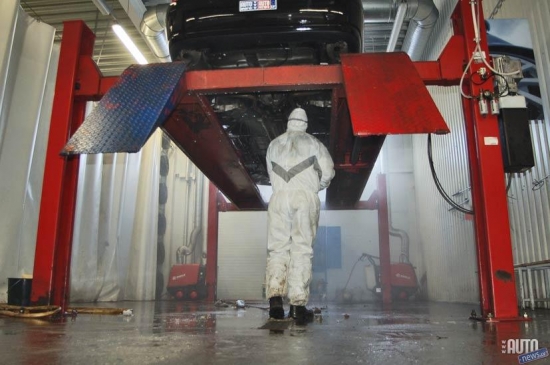 Apstrādājamā automobiļa apakšas mazgāšana. 