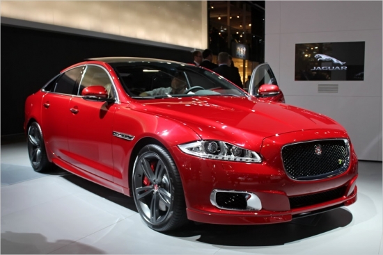 Jaguar XJR.
510 ZS – tas bija maksimums, ko spēja Jaguar flagmanis XJ agrāk. It kā pietiekoši, tomēr BMW 760i 544 ZS un Mercedes S63 AMG 585 ZS britiem neļauj palikt uz vietas, tādēļ radīta modifikācija XJR, kurai iebūvēts no XJR-S pazīstamais motors ar 550 ZS. Jaguar XJR tirgū nonāks jau šoruden, cena – apaļi 150 000 eiro.