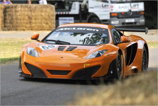 F1 pilots Luiss Hamiltons Gudvudas ātruma aplī devās ar McLaren MP4-12C GT3