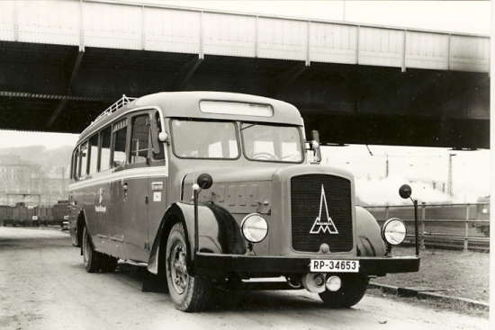 Viens no pēdējiem pirmskara busiem – 1939.gada Magirus O 145 ar obligāto pasta kastītes nodalījumu pie labajām durvīm.
