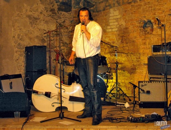 Neatņemama pasākuma sastāvdaļa bija arī kolorītais Anders Karlstedts no Zviedrijas, kas labāk pazīstams kā Elvis. Ja kādam bildēs liekas, ka nemaz nav līdzīgs Elvisam, tad nevajag aizmirst, ka ja rokenrola karalis būtu dzīvs – arī viņa gadi nestāvētu uz vietas. 