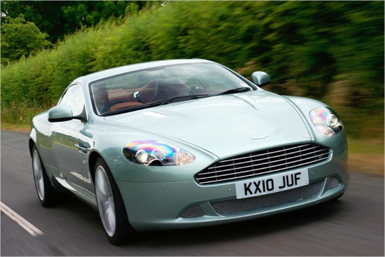 Aston Martin DB9
V12- benzīna motors
5.935 ccm
477 ZS
Sešpakāpju manuālā pārnesumkārba
Aizmugurējo riteņu piedziņa
Vidējais degvielas patēriņš: 16,4 litri/100 km
Paātrinājums 0-100 km/h: 4,9 sekundes
Maksimālais ātrums: 306 km/h
168.253 eiro