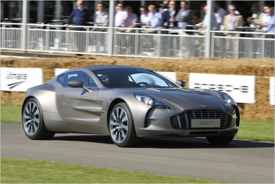 Sacīkstēs dalību ņēma arī 1,2 miljonus eiro vērtais Aston Martin One-77
