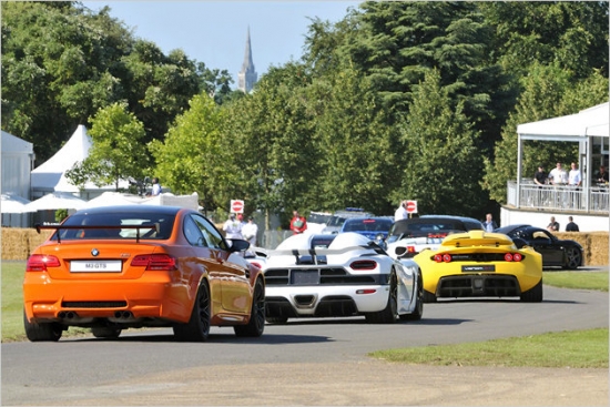 Jaudīgie spēkrati pulcējas parādei