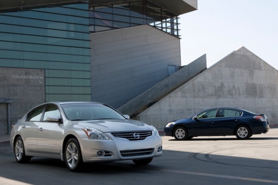 6.Nissan Altima (153 182). Japāņu kompānijas ražotais vidējās klases pārstāvis ASV tirgū tiek pārdots kopš 1993.gada, tomēr amerikāņu sirdis sāka iesilt tikai pēc 2002.gada, kad kompānija sāka piedāvāt Altima jaunā izskatā. Pirms četriem gadiem modeļa veidols tika vēlreiz pamatīgi pārstrādāts, bet salonā parādījās veseli 9 (!) amerikāņiem tik mīļie komforta uzlabotāji glāžu turētāju izskatā.