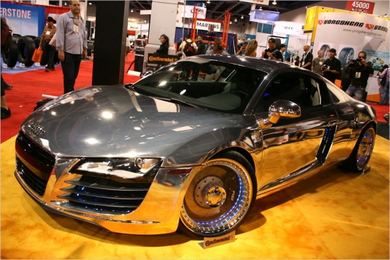 Pazīstamā tūninga kompānija West Coast Customs uz Lasvegasu atvedusi hromētu Audi R8, kas izceļas ar „kvēlojošiem” diskiem un gaisa ieplūdes nāsīm un atgādina braucamrīku no Holivudas filmas Tron.