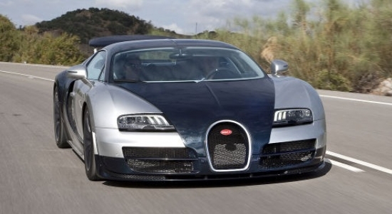 - Bugatti Veyron. Tam, kurš var izdot 1,6 miljonus eiro par Bugatti Veyron, diezin vai interesē, cik izmaksā superauto bākas piepildīšana. Kārtības labad tomēr atzīmēsim, ka 100 litri Super Plus benzīna maksā 158,90 eiro.
