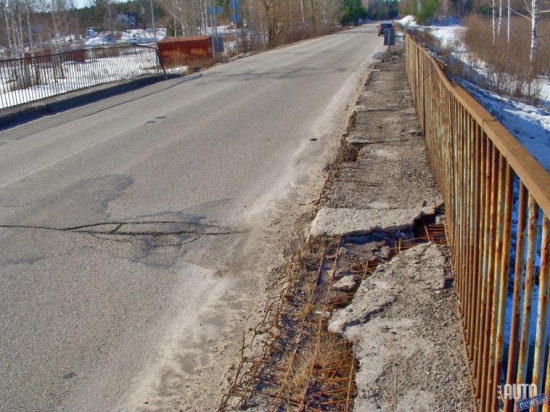 Tiltu pār Mazo Juglu dienā šķērso tūkstošiem automobiļu, bet skats, kurš paveras gājējam izraisa šausmas. Tilta ietve sastāv tikai no sarūsējušas metāla armatūras, kurā vietām ir „aizķēris” kāds asfalta gabaliņš. 
2012.gada 3.marts.