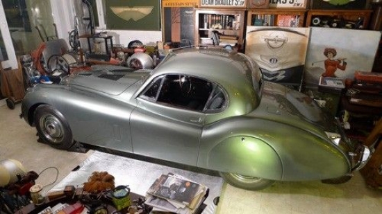 1955.gada Jaguar XK120 Fixedhead Coupe. Jaguar piedāvājumā tas tika ieviests 1948.gadā un kopš tā laika no sava šarma nav zaudējis ne nieka. Automobili kopā ar pilnībā nokomplektētu instrument komplektu un ekspluatācijas pamācību var iegūt par 70 000 – 95 000 eiro.