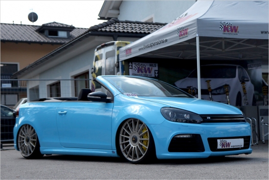 Reifnicu apmeklē arī dažādi detaļu un aksesuāru izgatavotāji, kas savas produkcijas reklamēšanai izmanto Volkswagen modeļus – šeit, Golf R Cabrio no KW