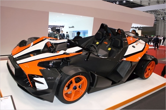 Austrijas motociklu ražotājs kopš 2007.gada piedāvā četrriteņu spridzekli X-Bow. Uz Tokiju austrieši atveduši atklātā divvietīgā spēkrata jaunāko versiju X-Bow-R. Braucamrīka 790 kilogramu pārvietošana uzticēta 300 ZS jaudīgam Audi divlitru turbomotoram, tā, ka braucēj – saturies! X-Bow-R cena – vismaz 69 966€.