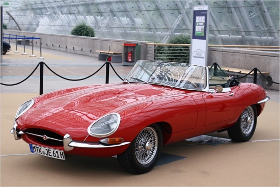 Jaguar E-Type (1961)
1961.gada Jaguar E-Type ierašanās izraisīja bumbai līdzīgu sprādzienu – ar 265 ZS, ko tam piegādāja sešcilindru benzīna dzinējs, britu skaistulis varēja nolikt uz lāpstiņām gandrīz visus Porsche. Leipcigas eksponāts ir viens no pirmajiem E-Type, kas nonāca Vācijas tirgū.