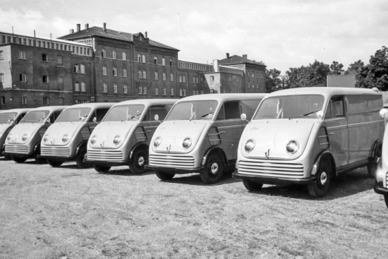 1954.gads. DKW (Auto Union, tagad Audi) flote izrādījās piemērota pasta vajadzībām. Lielā kravas telpa bija iekārtota tā, ka šoferis to ērti sasniedza no savas darbavietas, bet labās atbīdāmās durvis atviegloja izkāpšanu.