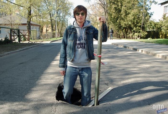 Šī milzu bedre, kuras dziļums ir 80cm, bet platumā sasniedz vienu metru atrodas Pārdaugavā, Zasulauka ielā pie nama Nr.15.