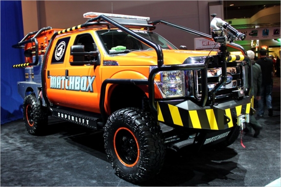 Ar 6,7 litru dīzeļdzinēju apgādātais pilnpiedziņas„Matchbox Brush Truck“ Ford F-350 XLT Crew Cab no kompānijas Superlift Suspension Systems, komplektēts ar ugunsdzēsības aprīkojumu un garākām atsperēm, kas ļaus piebraukt pie nelaimes vietas arī sarežģītākā apvidū.