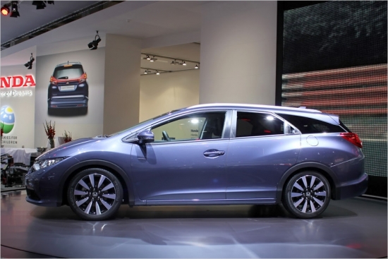 Honda Civic Tourer. 
Ženēvas autoizstādē japāņi parādīja Civic universāla konceptu, bet Frankfurtē tie ieradušies ar sērijveida modeli. 4,52 m garais un 624-1668 l ietilpīgais universāls ir aptuveni tikpat liels, cik VW Golf, taču spēj uzņemt pat nedaudz vairāk kā vācu ražojums. Zem motora pārsega tam var atrasties pilnīgi jauns 1,6 l 120 ZS dīzelis vai jau pazīstamais 142 ZS benzīna dzinējs. Tirdzniecībā – no 2014.gada janvāra.