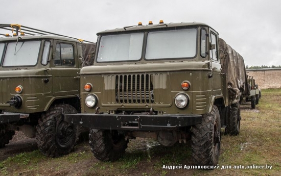 ГАЗ-66 Uz GAZ-66 bāzes izgatavotas daudzas specializētas mašīnas. Biežāk sastopamās modifikācijas ir pasta un maizes furgoni, preču piegādes transports no centra attālākos punktos, cisternas, mobilās darbnīcas un ugunsdzēsēju mašīnas. Minskā, viena no šādām automašīnām izpilda mobilās pirts funkcijas. GAZ-66 agregāti tiek izmantoti arī palielinātas pārgājamības autobusa ПАЗ-3201 konstrukcijā. Lielajam vairumam ļaužu šis automobilis tomēr saistās ar bruņotajiem spēkiem. Armijai to parasti piegādā versijā, kas jau no rūpnīcas aprīkota ar vinču, ekranizētu elektrosistēmu un riepu spiediena kontroles sistēmu. Armijas vajadzībām izstrādātas neskaitāmas modifikācijas, sākot ar degvielas uzpildes automašīnu un beidzot ar mobilo komandpunktu.