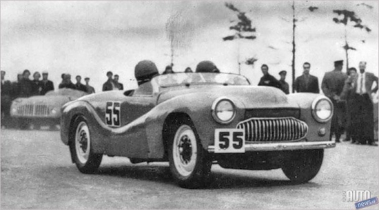 Москвич 404 Спорт. 
1954. gadā sekoja sasodīti glīts, 147 km/h ātrs rodsters Moskvič 404 Sport ar 1,1 litra 43 kW jaudas OHV motoru, kam bija pussfēriskas degkameras pēc BMW parauga. Šis vienā eksemplārā uzbūvētais ūnikums dominēja PSRS čempionātā autošosejā trīs gadus pēc kārtas. Ja kaut ko tādu sāktu ražot nelielās sērijās, padomju valstij būtu savs MG vai Triumph...