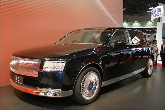 FS Hybrid Concept izskatās pēc astoņdesmito gadu amerikāņu Lincoln, taču patiesībā piecvietīgā luksusa lainera autors ir Toyota, bet rijīga benzīna motora vietā te iebūvēts hibrīdkomplekss, kas jau tradicionāli pārstāv benzīna dzinēja un elektromotora alianse.
