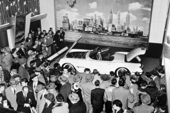 C1 oficiālā prezentācija General Motors Motorama izstādē Ņujorkas Waldorf Astoria hotelī.