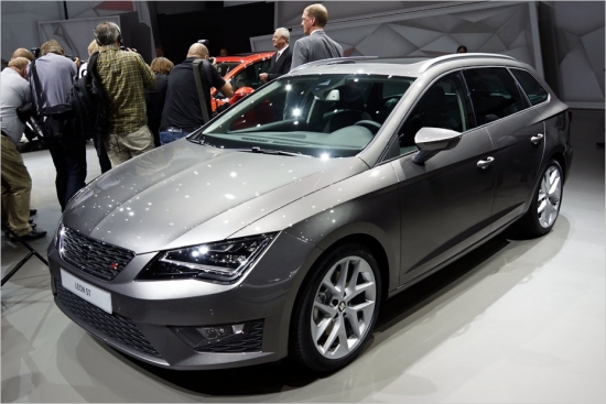 Seat Leon ST.
Uz vienas platformas ar Volkswagen Golf tapušais Seat Leon ST iegūs golfiņa plašo dzinēju klāstu, kas pārstāvēts ar 10 agregātiem (5 benzīna, 5 dizeļa) un aptver 86-184 ZS diapazonu, manuālo un automātisko pārnesumkārbu, ieskaitot septiņu pakāpju DSG divsajūgu kārbu. Mazliet tālākā nākotnē tiek solīta arī ST universāla pilnpiedziņas modifikācija. Bagāžas nodalījumā ietilpst līdz pat 1470 litriem. Tirdzniecībā – no 23.novembra, cena – aptuveni 17 000 eiro.