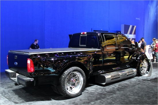 Standarta izpildījumā Ford F-650 ir tik augsts kā kravas auto, taču F-650 Hollow Point, izmantojot Airride piekari pietuvināts ceļa virsmai tiktāl, cik to atļauj 24 collu diskos ieautās riepas. Pikaps izceļas ar XXL izmēra sānu pakāpieniem un 2400 vatu mūziku.