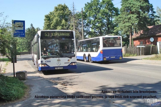 Sabiedriskā transporta pietura.
Apūzes un Jūrkalnes ielu krustojumā regulāri notiek ceļu satiksmes negadījumi ar smagām sekām. Tieši pirms šī krustojuma atrodas sabiedriskā transporta pietura „Jūrkalnes iela”. Ierosinām pārcelt autobusu pieturas vietu „Jūrkalnes iela” (virzienā uz Zolitūdi par 100 m — pie veikala „Superneto” Apūzes iela 52, izveidojot pieturvietas „kabatu”. Autobusu pieturvieta bloķē satiksmes plūsmu, ja tajā brīdī tiek uzņemti pasažieri. Pasažieriem ērtāk un drošāk būtu kāpt ārā pie šī veikala, jo attālums no iepriekšējās pieturas „Šampētera iela” ir tikai 400 m! 
