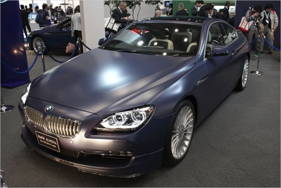 Jaudīgais bavārietis Alpina B6-Biturbo tagad prezentēts arī Japānā. Uz 6.sērijas kupejas bāzes radītais sportkārs aprīkots ar 4,4 litru V8, kas attīsta 540 ZS un 700 Nm un var sasniegt maksimālo ātrumu 320 km/h.