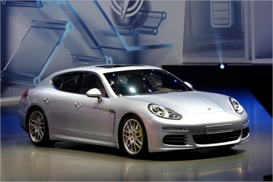 Porsche Panamera S E-Hybrid.
Jaudīgākus komponentus saņēmusi arī jaunās paaudzes Panamera S E-Hybrid. Četrdurvju kupejas dzinējspēks ir trīslitru benzīna motors ar kompresoru, kas attīsta 333 ZS komplektā ar 70 kilovatu (95 ZS) elektromotoru. Jāatzīmē, ka elektromotors ir uz pusi jaudīgāks nekā iepriekšējās paaudzes modelim un arī litija jonu baterija tagad glabā enerģiju lielākam kilometru (36 km) skaitam. 416 ZS jaudīgā hibrīda Panamera 100 km/h sasniedz 5,5 sekundēs, maksimālais ātrums ir 270 km/h, bet vidējais degvielas patēriņš – 3,1 l/100 km.