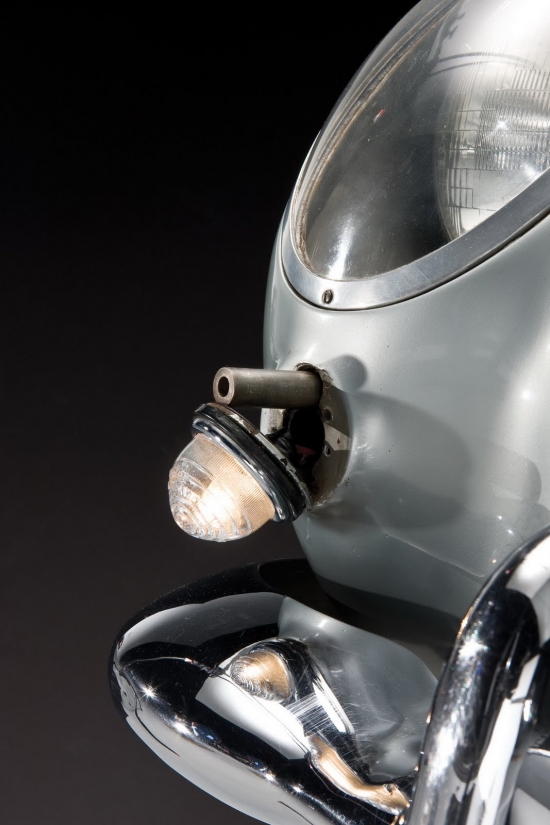 DB5 var šaut uz priekšu - ložmetējs paslēpts zem gabarītlukturiem