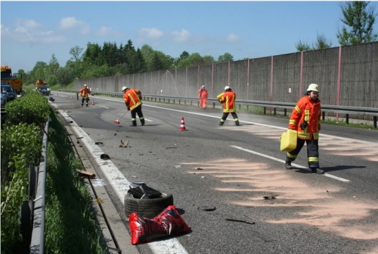 Automašīnas detaļas izkaisītas 150 metru garumā