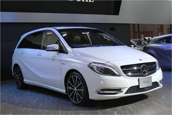 Stilīgāks, sportiskāks, taupīgāks – tā īsumā var raksturot jauno Mercedes B klasi. Ražotājs sagatavojis jaunu benzīna un dīzeļa motoru klāstu, kas tagad jau sērijveidā kombinēti ar Start-Stop sistēmu un turbopūti. Jaunums – programmā arī DSG divsajūgu kārba. Vācijas tirgū jaunās B klases cena sāksies no 26 000 eiro.