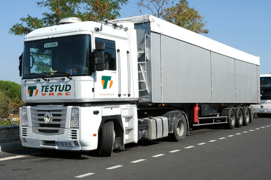Renault Magnum izmanto 12,8 litru V6, kas producē 520 ZS un 2550 Nm griezes momentu.
