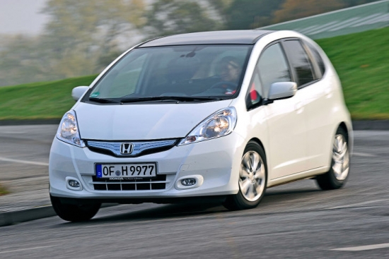 
2013.gadā Honda atsauca 1,14 miljonu automobiļu (gaisa spilveni), Toyota - 885 000, Nissan – 485 000 utt. No atsaukumiem neizdevās izvairīties ne Mazda, Daimler, Volkswagen un BMW, ne arī aizokeāna ražotājiem GM un Ford, tāpat kā itāļu Fiat un korejiešu Hyundai.