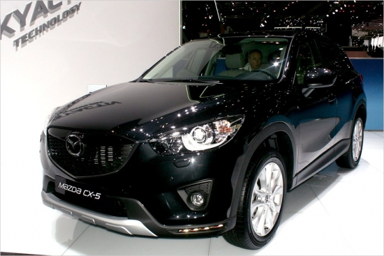 Mazda CX-5. Jau aprīlī būs nopērkams arī Latvijā par cenu, sākot no 16 020 LVL. Zem CX-5 motora pārsega būs atrodams 2,2 litru turbo dīzelis, kas pieejams divās jaudas versijās – ar 150 vai 175 ZS. 