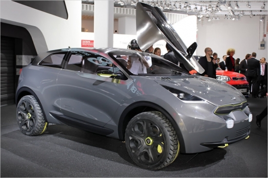 Kia Niro Concept.Koncepts izceļas ar sportisku un agresīvu dizainu – centrā galvenais elements ir jaunajiem Kia modeļiem raksturīgs radiatora režģis zem kura izvietoti metamkauliņiem līdzīgi miglas lukturi. Automašīnai ir slīps vējstikls, trijstūrveida galvenie lukturi un profilēts motora pārsegs, savukārt aizmugure zīmīga ar šauru aizmugures logu un diviem apaļiem buferī integrētiem izplūdes cauruļu izvadiem. Piedziņai kalpo hibrīdiekārta ar 1,6 l 160 ZS benzīna motoru, kas griež priekšējos riteņus un 45 ZS elektromotoru, kas piepalīdz aizmugurei. 
