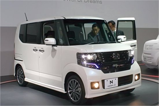 Honda N Concept 2. Gluži kā ar cirvi izcirstais minivens debitēs Japānas tirgū decembra vidū. Kantainā forma garantē lielisku salona ietilpību, bet 660 kubikcentimetru motors – pieklājīgu dinamiku. Motora jauda priekšējiem vai visiem četriem (dārgākajā versijā) riteņiem tiek nodota ar bezpakāpju variatora palīdzību. 
