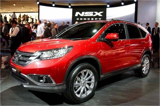 Honda CR-V. Jaunās paaudzes modelis ASV tirgū ienāca jau 2011.gada beigās. Viņpus okeāna tirgotajam CR-V ir nedaudz savādāks izskats, šasija un motoru piedāvājums. ASV to komplektē ar 2,4 litru 185 ZS benzīna motoru, bet Eiropa visticamāk saņems 2,2 litru turbo dīzeli, kas hečbekā Civic attīsta 150, bet sedanā Accord – 180 zirgspēkus. Pie Latvijas dīleriem jaunais Honda CR-V nonāks novembrī. 