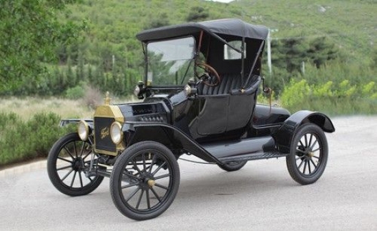 Ford Model T. Katalogā uzsvērts, ka spēkrats ir melnā krāsā – tātad, tieši tāds kā Ford to bija iecerējis. Lai gan Forda rūpnīca savulaik izlaida 15 miljonus, mūsdienās Model T jau kļuvis par retumu. Cena – 25 000 – 30 000 eiro.