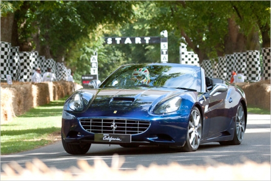Vēl viens Ferrari kabriolets – California, spēj sasniegt 310 km/h