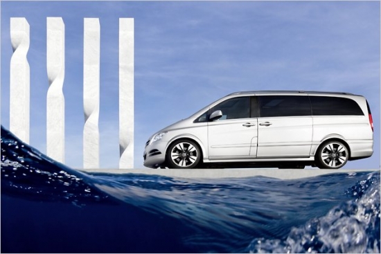 Veidojot grezno Mercedes, dizaineri iedvesmojušies no modernajām sporta jahtām, tādēļ busiņa virsbūvei izmantots īpašs krāsojums Magno Pearl Grey, kas atgādina ātrumlaivas un noteiktā gaismas leņķī efektīgāk izceļ spēkrata kontūras.