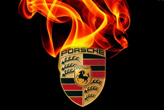 Ugunsnelaimes sakarā jūnija vidū preses uzmanības centrā nonāca arī Porsche – kompānijas darbinieka garāžā sadega neatpazīts pirmssērijas hibrīdautomobilis. Izplatījās baumas, ka tas ir superauto 918 Spyder (jauna cena – 768 062€), bet aizdegšanos izraisījusi akumulatoru baterija. Porsche šo informāciju neapstiprināja, atklājot vien to, ka pie vainas bijis defekts kontrolierīcēs nevis akumulatoru baterijā.