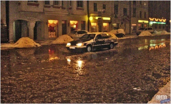 30.janvāra vakarā, Rīgas centrā, Pulkveža Brieža un Hanzas ielu krustojumā notika maģistrālā ūdensvada avārija.