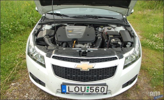 Chevrolet Cruze ar 2.0 l dīzeli un 5 pakāpju manuālo kārbu. Patīkami elastīgs un ņiprs visos režīmos.