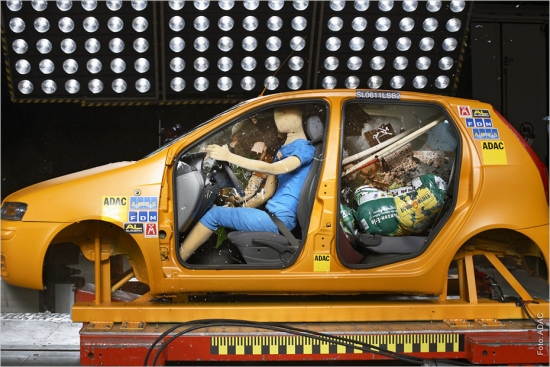 2011.gadā ADAC pierādīja, cik bīstams pašiem braucējiem var kļūt ar nenostiprinātiem būvmateriāliem piekrauts auto