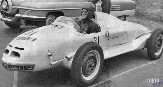 Москвич-Г1. Pirmdzimtais G1, ko sauca arī par MZMA 1 un Moskvič 405, šķita kā samazināts 30. gadu Auto Union – tam dzinējs atradās aiz pilota muguras, 50. gados pasaulē tas bija retums. Tāpat krievi varēja lepoties ar faktu, ka 1,1 litra motors attīstīja 52 kW jaudu. 