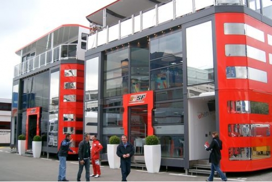 Ferrari izmanto divas mājas: vienu komandai, otru – presei un partneriem.